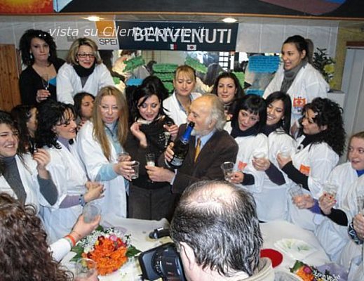 colleghe festeggiano successo arisa a salerno