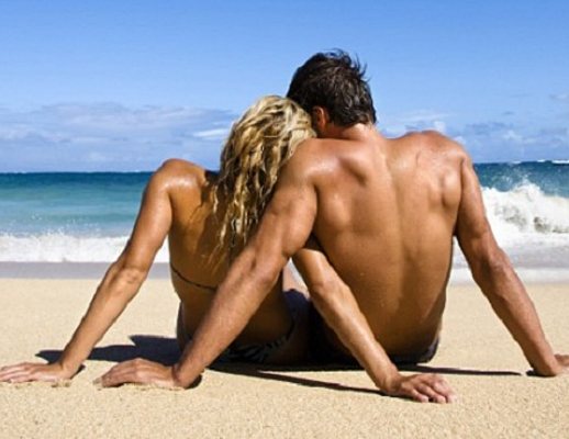 coppia al mare spiaggia