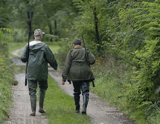 due cacciatori di spalle