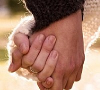 fidanzati mano nella mano