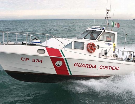 guardia costiera in mare motovedetta