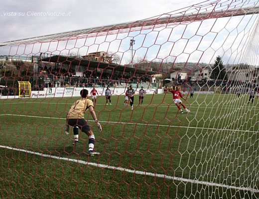 il rigore di braca e l ingresso in area del giocatore della battipagliese