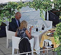joe biden a cena in Castellabate palazzo belmonte