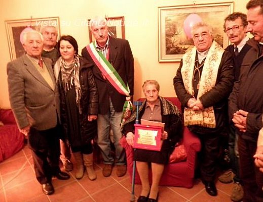 Nicola-Salati foto - la centenaria tra il sindaco Salati e il parroco Manna