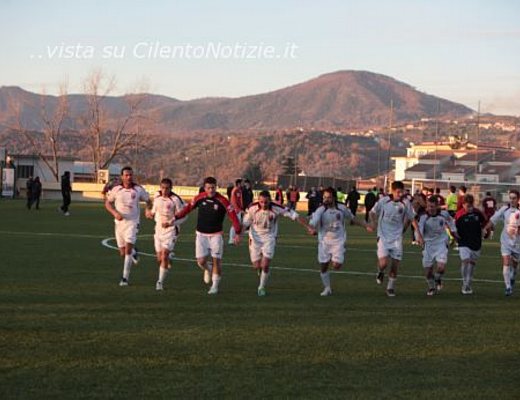 la gioia finale dei giocatori della Gelbison che corrono sotto la curva