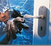 ladri svaligiano villa