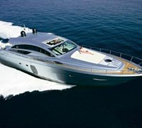 lo yacht di Lavezzi ad acciaroli