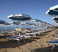 ombrelloni spiaggia foto repertorio 