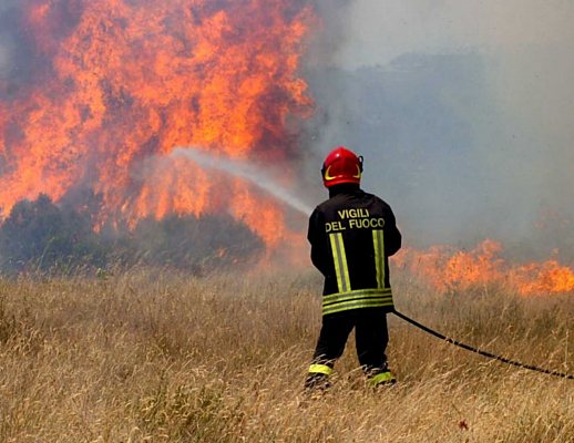 pompiere spegne incendio