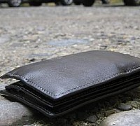 portafogli per terra