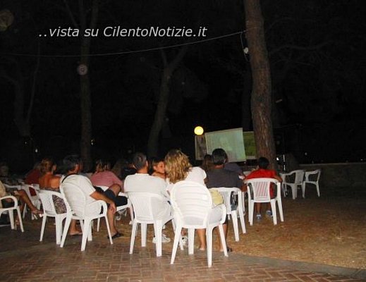 Marisa-Russo foto - proiezione film nel giardino De Vivo