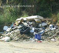 rifiuti trovati nel parco nazionale del Cilento 01 2011