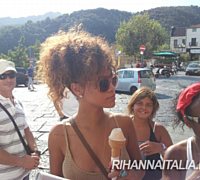 rihanna a vietri sul mare gelato tra fan