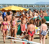 spiaggia affollata