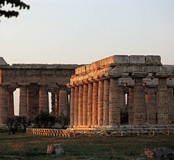templi paestum luce calda