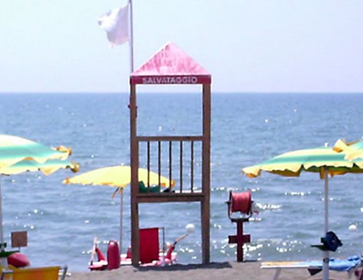 torretta bagnino di salvataggio mare
