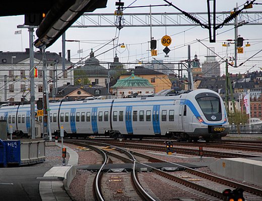 treno regionale entra in stazione