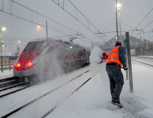 treno tra la neve