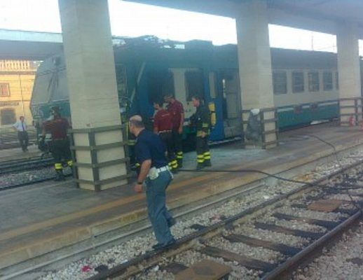 treno fiamme stazione salerno
