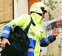 un postino a lavoro un postino a lavoro