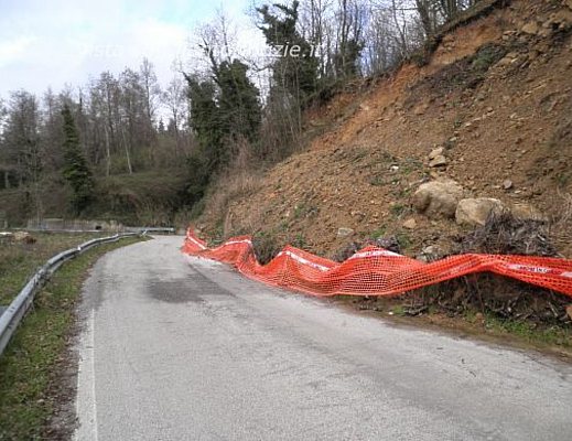 Nicola-Salati foto - una delle frane sulla strada provinciale 47 tra Gioi e Vallo della Lucania