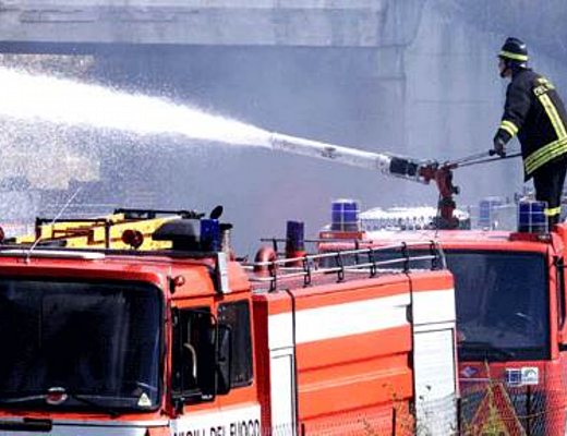 vigili del fuoco in azione